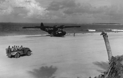 1945年，一架PBY5A在卡洛林环礁