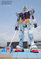 RX-78-2 Gundam Statue 2010.jpg