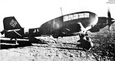 为解决对苏作战的补给和人员运输问题，不得不在Ju-87D的机翼上面加上两个附加运输舱，每个可容纳两名人员或等量物资