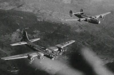 B-17和B-24，左侧为B-17