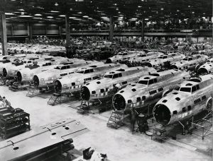 1942年，波音公司的工厂正在生产B-17E轰炸机