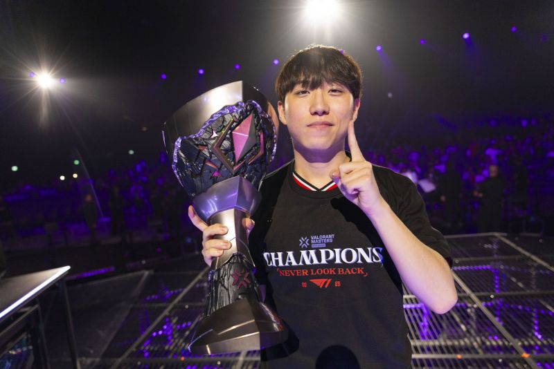 文件:Buzz at masters bangkok.jpg