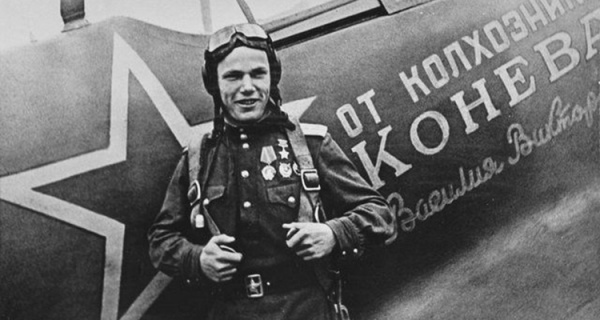 苏联王牌飞行员伊万·阔日杜布站在他的拉-5FN战斗机前。作为苏联的头号王牌，伊万因在卫国战争期间击落64架飞机而三次获得苏联英雄奖。