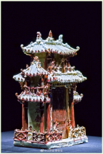 江西省博物馆-青花釉里红堆塑楼阁式人物谷仓.png