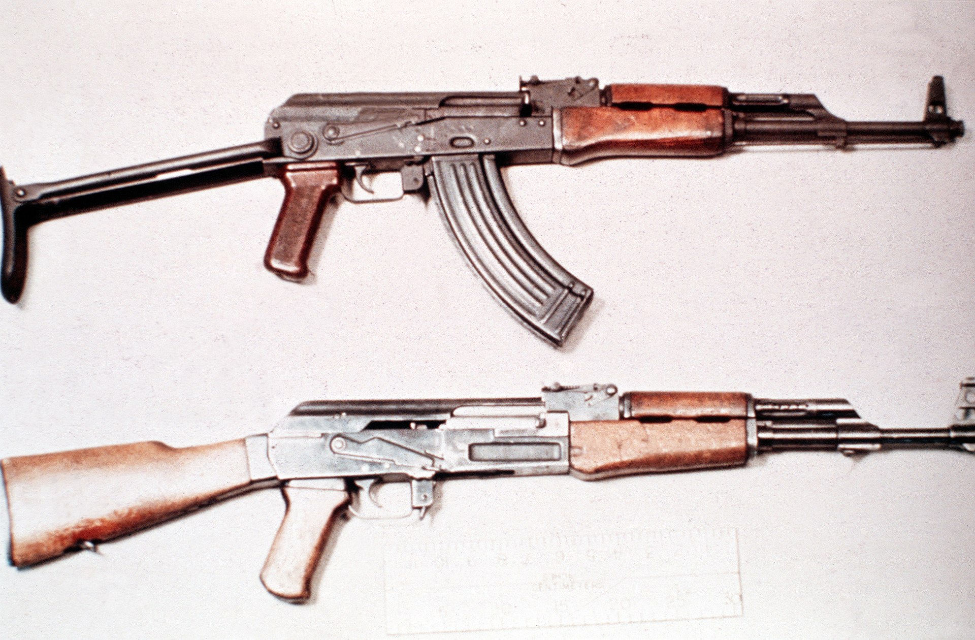 1920px-AKMS vs AK-47.jpg